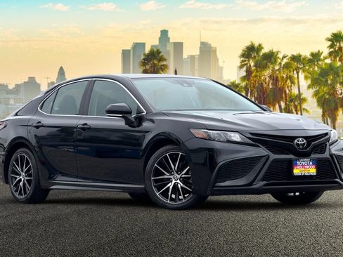 Used 2023 Toyota Camry SE FWD image 2