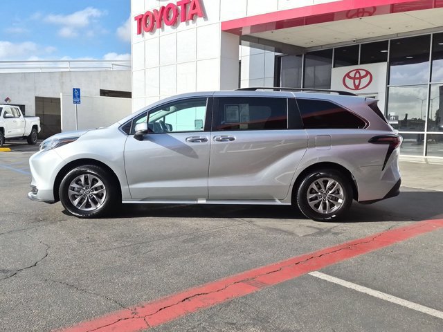 Used 2025 Toyota Sienna XLE FWD image 12