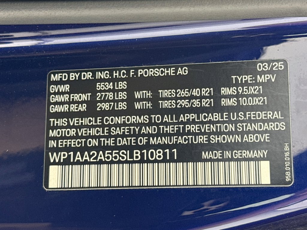 Certified 2025 Porsche Macan AWD/4WD image 33
