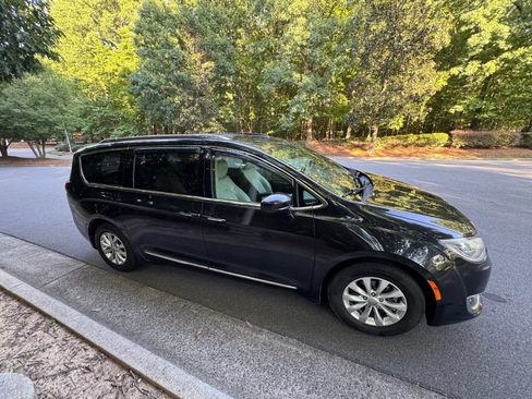 Used 2019 Chrysler Pacifica Touring-L FWD image 4
