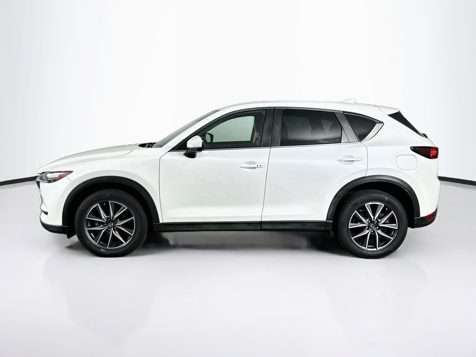 Used 2018 MAZDA CX-5 Touring w/ Preferred Equipment Package FWD image 4