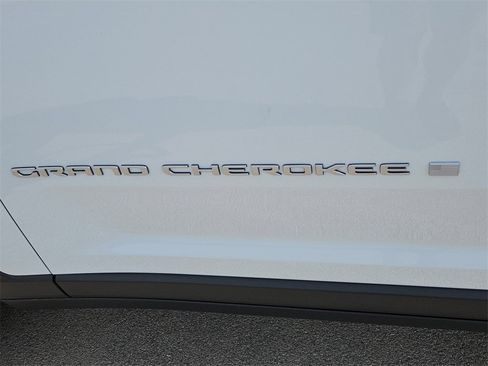 New 2025 Jeep Grand Cherokee L Laredo image 14