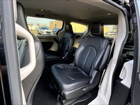 Used 2024 Chrysler Pacifica Limited FWD image 24