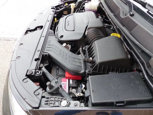 Used 2025 Chrysler Pacifica Select image 16