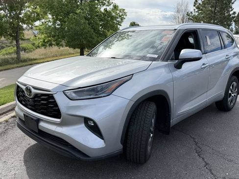 Used 2021 Toyota Highlander XLE AWD/4WD image 2