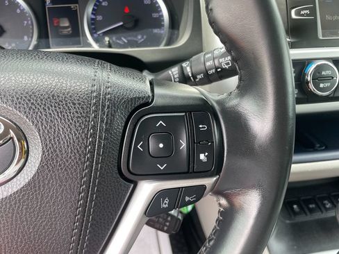 Used 2019 Toyota Highlander Plus AWD/4WD image 17
