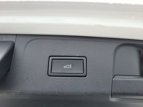Used 2025 Volkswagen Atlas SE FWD image 11