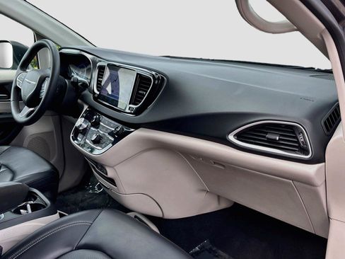 Used 2023 Chrysler Pacifica Touring-L FWD image 29