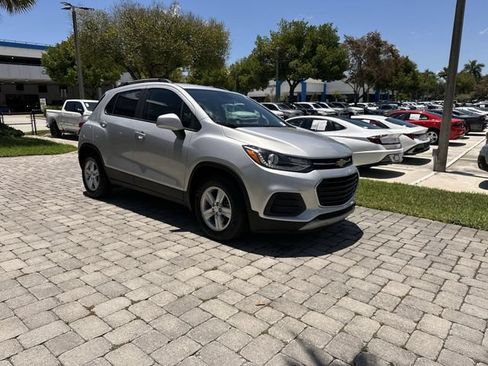 Used 2022 Chevrolet Trax LT w/ LT Convenience Package FWD image 16