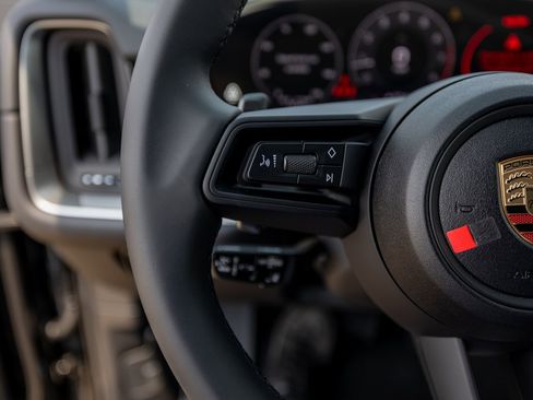 Certified 2025 Porsche Cayenne Coupe image 15