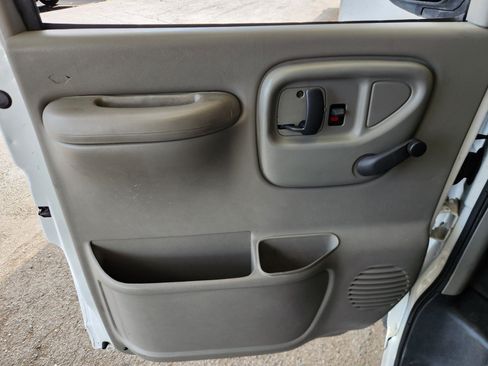 Used 2001 Chevrolet Express 3500 RWD image 10