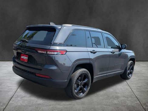 Used 2023 Jeep Grand Cherokee Altitude AWD/4WD image 4