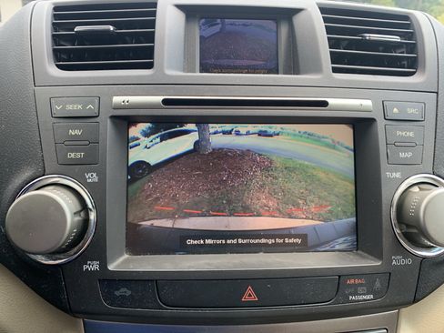 Used 2012 Toyota Highlander SE w/ Tow Pkg FWD image 25