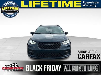 Used 2023 Chrysler Pacifica Limited w/ Uconnect Theater Family Group