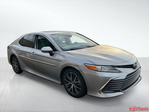 Certified 2022 Toyota Camry XLE w/ Navigation Upgrade Package FWD image 5