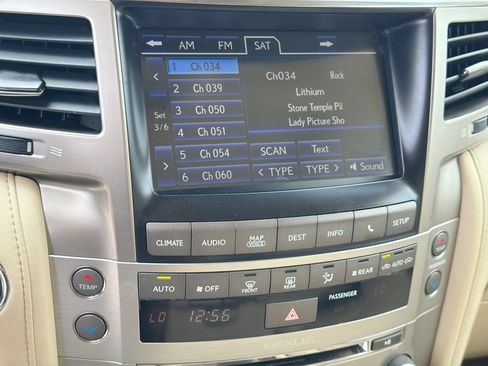 Used 2015 Lexus LX 570 4WD image 23