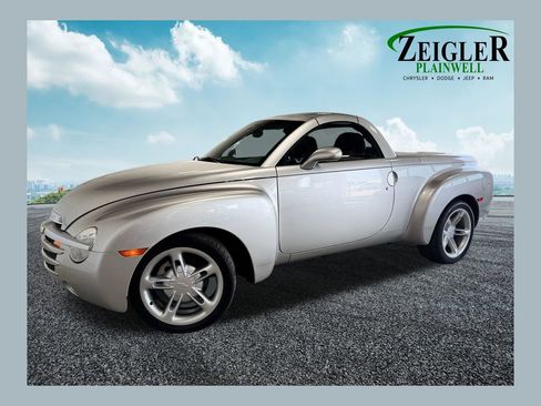 Used 2004 Chevrolet SSR w/ Preferred Equipment Group RWD image 1