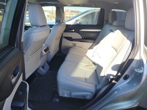 Used 2016 Toyota Highlander XLE image 6