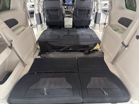 Used 2024 Chrysler Pacifica Touring-L image 23