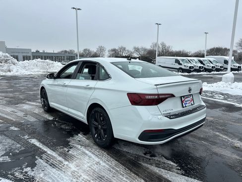 Used 2024 Volkswagen Jetta SE w/ Panoramic Sunroof Package image 6