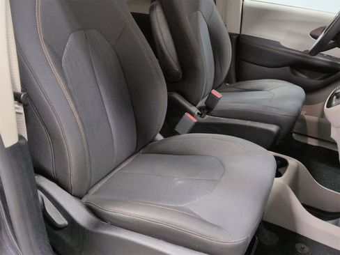 Certified 2017 Chrysler Pacifica Touring w/ Tire & Wheel Group image 21