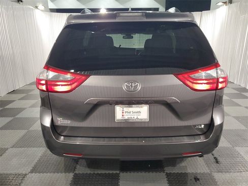 Used 2020 Toyota Sienna XLE image 5