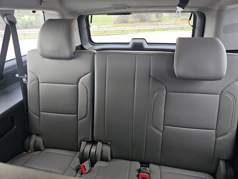 Used 2018 Chevrolet Suburban LT RWD image 4