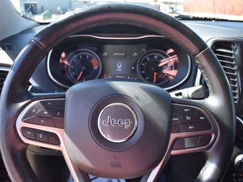 Used 2019 Jeep Cherokee Limited FWD image 30