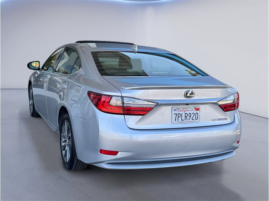 Used 2016 Lexus ES 300h w/ Luxury Package w/Wood Trim FWD image 4
