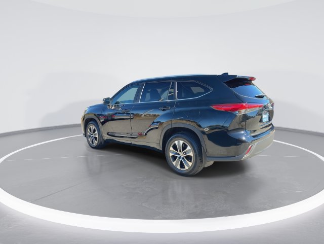 Used 2023 Toyota Highlander XLE AWD/4WD image 6