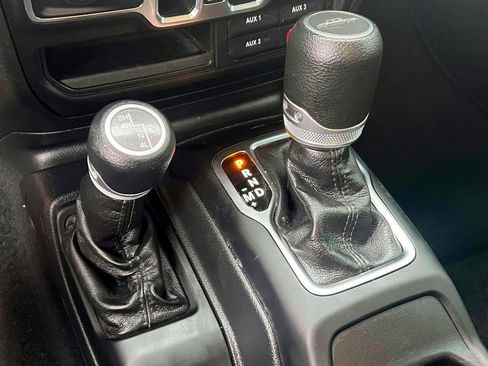 Certified 2022 Jeep Gladiator Sport AWD/4WD image 23