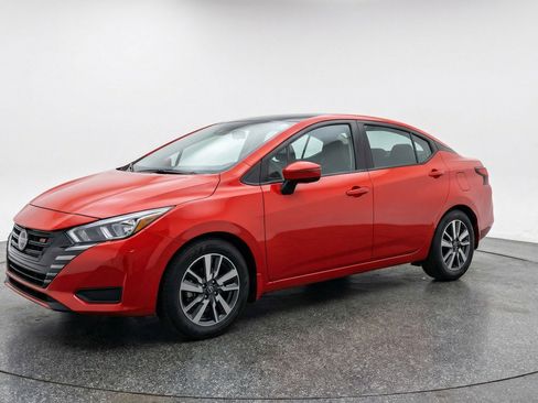 Used 2025 Nissan Versa SV image 3