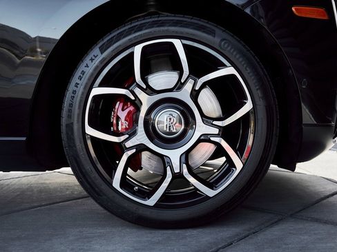 Used 2021 Rolls-Royce Cullinan Black Badge image 23