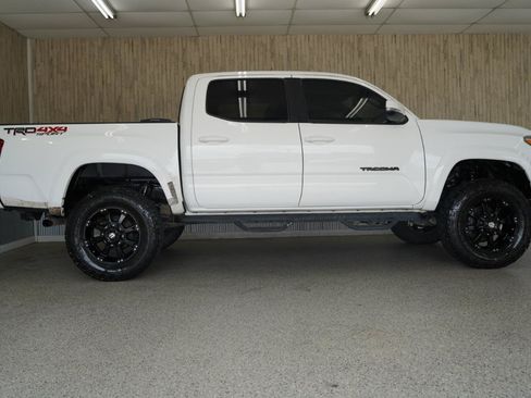 Used 2017 Toyota Tacoma TRD Sport w/ Tow Package (A/T) AWD/4WD image 6