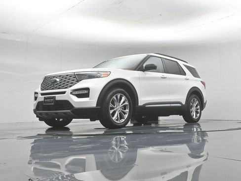 Certified 2021 Ford Explorer XLT w/ Equipment Group 202A RWD image 44