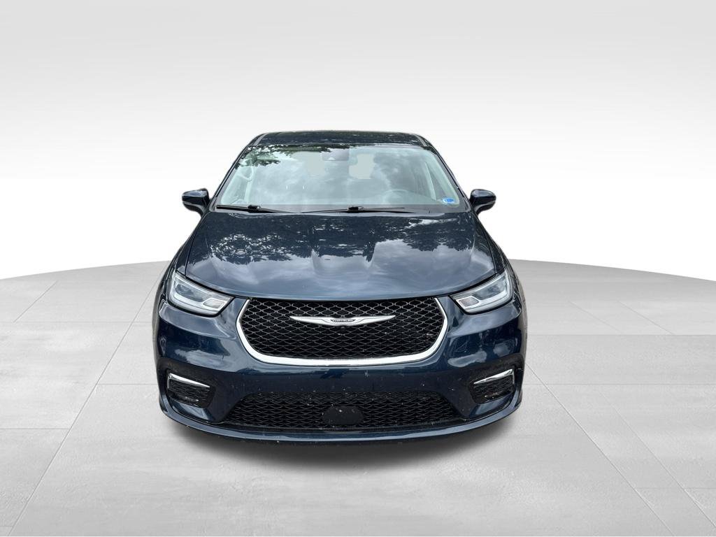 Used 2023 Chrysler Pacifica Touring-L FWD image 2