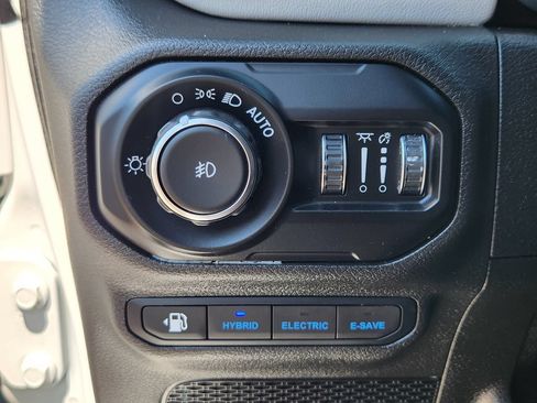 Used 2021 Jeep Wrangler Unlimited Sahara AWD/4WD image 13