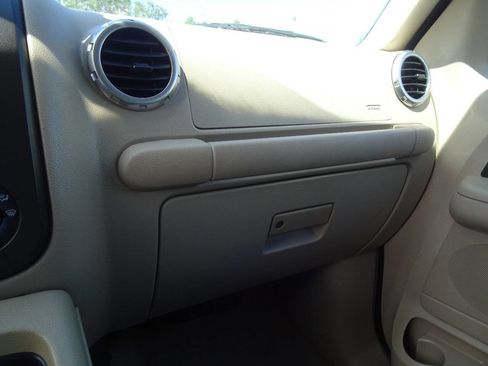 Used 2004 Ford Expedition XLT image 30