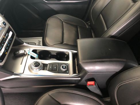 Used 2022 Ford Explorer XLT w/ Equipment Group 202A image 7