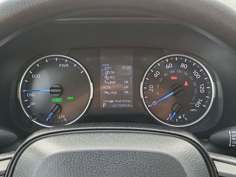 Used 2022 Toyota RAV4 XLE w/ Convenience Package image 12