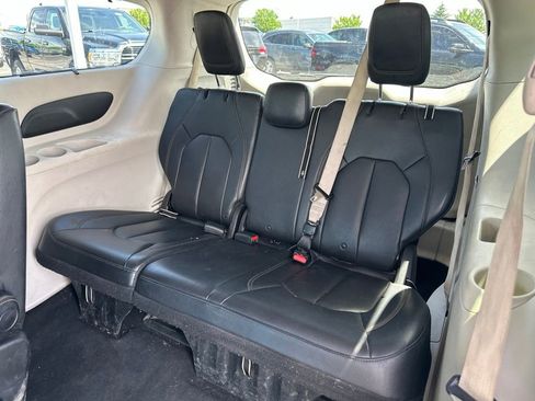 Used 2018 Chrysler Pacifica Touring-L FWD image 12