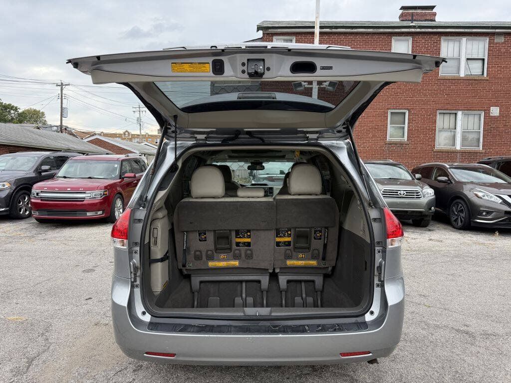 Used 2011 Toyota Sienna XLE w/ Entertainment Pkg FWD image 8