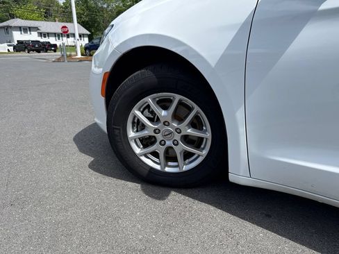 Used 2023 Chrysler Pacifica Touring-L FWD image 27