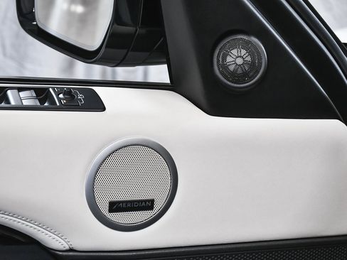 Used 2025 Land Rover Discovery S image 11