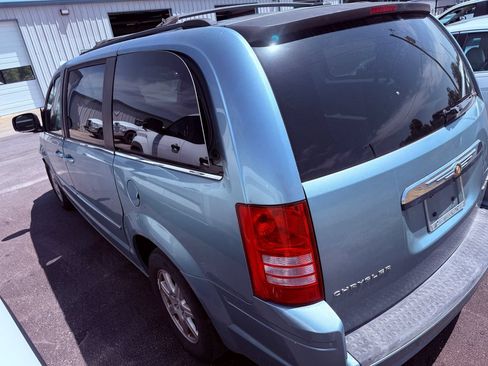 Used 2010 Chrysler Town & Country Touring w/ Entertainment Group #2 FWD image 10
