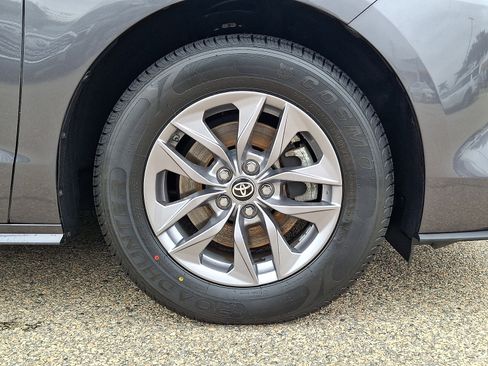 Certified 2025 Toyota Sienna XLE FWD image 8