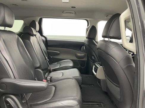 Used 2025 Kia Carnival FWD image 33