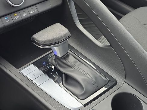 Used 2023 Hyundai Elantra SE w/ Winter Weather Package image 18