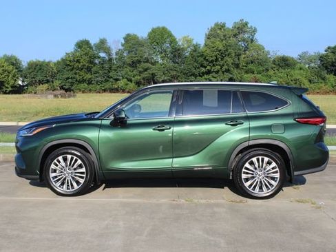 Used 2023 Toyota Highlander Platinum AWD/4WD image 2