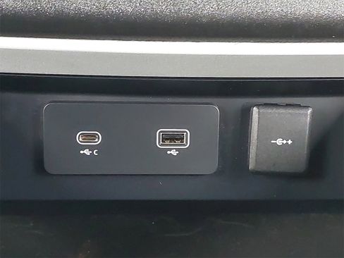 Used 2023 Land Rover Defender 110 X-Dynamic SE image 31